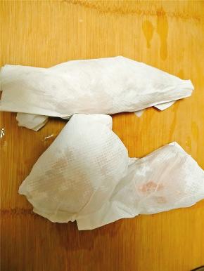 洗净的红薯用厨房纸巾包起来，若果红薯太大，可以一分为二。