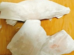 洗净的红薯用厨房纸巾包起来，若果红薯太大，可以一分为二。