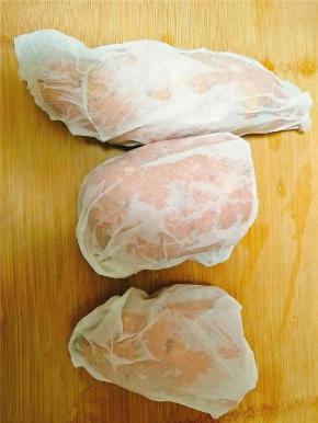 打湿厨房纸巾，让其保证一定的湿度，放入微波炉，高火先烤5分钟，然后翻转一下红薯的位置，在高火5分钟。此时红薯应该捏起来软了，在换一下位置，中高火进行最后5分钟的烤。