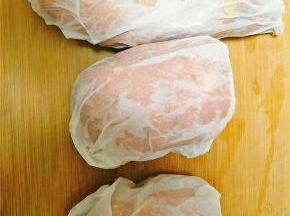 打湿厨房纸巾，让其保证一定的湿度，放入微波炉，高火先烤5分钟，然后翻转一下红薯的位置，在高火5分钟。此时红薯应该捏起来软了，在换一下位置，中高火进行最后5分钟的烤。