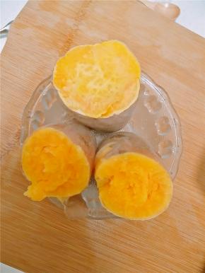 整个过程可根据自家微波炉温度高低自行调节。红薯保证熟了就可以，喜欢干一点的就可以多烤一会。