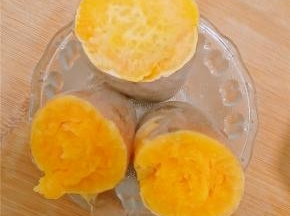 整个过程可根据自家微波炉温度高低自行调节。红薯保证熟了就可以，喜欢干一点的就可以多烤一会。