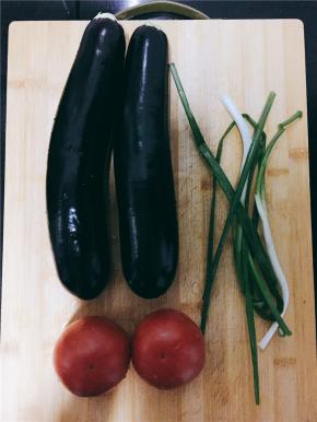 取西红柿与茄子洗净（一般情况下长茄子比圆茄子口感更好一些）