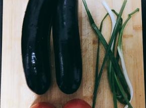 取西红柿与茄子洗净（一般情况下长茄子比圆茄子口感更好一些）