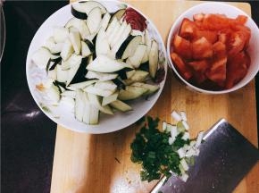 将茄子与西红柿切块，小葱切碎（一般情况下茄子切成块状就好，西红柿不要切的太小）