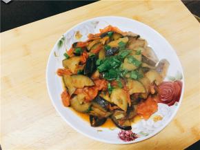 待茄子变软后加入少许盐调味儿，翻炒后装盘撒上葱花。（一盘香喷喷的茄子就做好了，