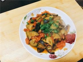 待茄子变软后加入少许盐调味儿，翻炒后装盘撒上葱花。（一盘香喷喷的茄子就做好了，