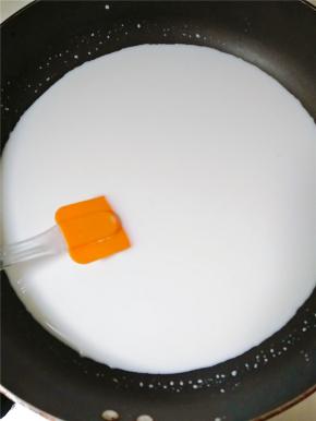 牛奶加淀粉，白砂糖搅拌均匀后倒入锅中小火加热，煮至浓稠，要不断的搅拌。