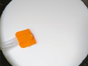 牛奶加淀粉，白砂糖搅拌均匀后倒入锅中小火加热，煮至浓稠，要不断的搅拌。