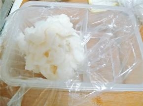 容器内铺好保鲜膜，把煮好的奶糊倒入，放入冰箱冷冻2小时。