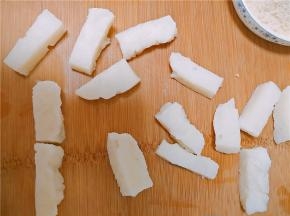 冻好的奶糊取出，切成条或者自己喜欢的其他样子。