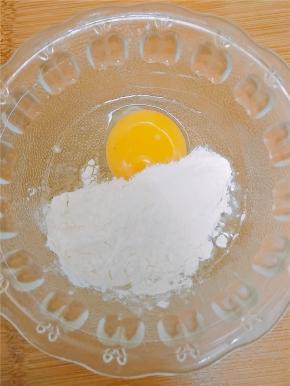 鸡蛋去壳放入碗中，加入面粉，搅拌成均匀的面糊。