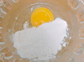 鸡蛋去壳放入碗中，加入面粉，搅拌成均匀的面糊。