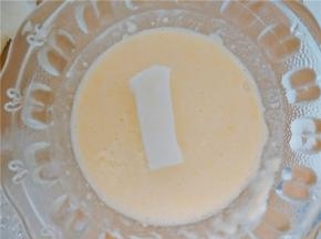 切好的奶块先放入鸡蛋糊中，均匀裹好面糊。