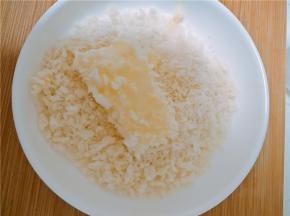 接着放入面包糠中。