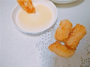 炸至表面金黄，捞出控油即可，配上炼乳，更是美味香甜。