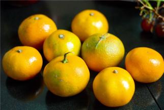 八个酸得掉牙的橘子，剥开橘皮，把橘络（就那层白白的东西，虽说它有清热解毒的功效，但做罐头还是不要为好，影响颜值）去干净，