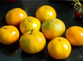 八个酸得掉牙的橘子，剥开橘皮，把橘络（就那层白白的东西，虽说它有清热解毒的功效，但做罐头还是不要为好，影响颜值）去干净，