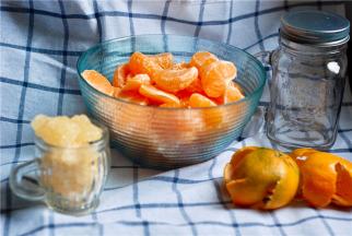 剥好之后准备烧水，可以用开水烫玻璃罐消毒，冰糖准备好（根据水的多少放），橘子皮可以留着晒干泡水喝