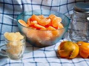 剥好之后准备烧水，可以用开水烫玻璃罐消毒，冰糖准备好（根据水的多少放），橘子皮可以留着晒干泡水喝