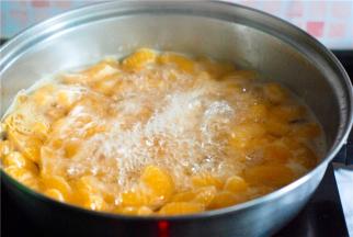 翻滚吧，橘子君！我让它滚了五分钟就关火了。凉了就装罐子里，放冰箱冷藏口感更好，也让它在糖水里多浸浸，因为我试了一片，还是酸的