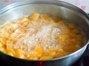 翻滚吧，橘子君！我让它滚了五分钟就关火了。凉了就装罐子里，放冰箱冷藏口感更好，也让它在糖水里多浸浸，因为我试了一片，还是酸的