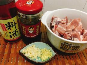 排骨洗净沥干水分，蒜、姜剁碎备用，老干妈风味豆豉、料酒、老抽、十三香准备好，
