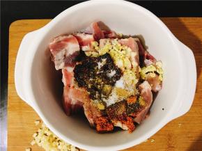 所以调味料倒进去，搅拌均匀