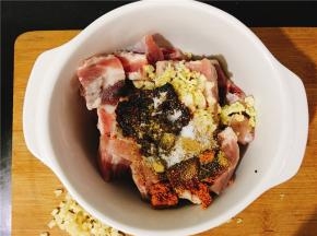 所以调味料倒进去，搅拌均匀