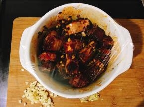 搅拌均匀后用保鲜膜封好，静置30分钟。这期间可以淘米放锅里稍微泡一泡，泡过的米煮出来的味道更好吃