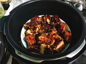 30分钟后，把排骨装进盘子里，方便蒸熟。按米饭键就可以了，饭熟排骨也熟了