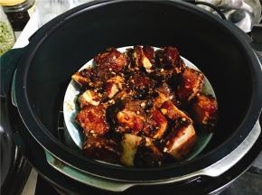 30分钟后，把排骨装进盘子里，方便蒸熟。按米饭键就可以了，饭熟排骨也熟了