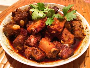 饭熟啦，费了九牛二虎之力才把这盘肉从锅里拿出来，烫死我了