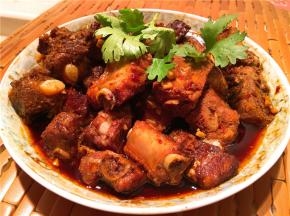 饭熟啦，费了九牛二虎之力才把这盘肉从锅里拿出来，烫死我了