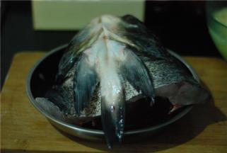 鱼头洗净，用厨房纸吸干表面水分