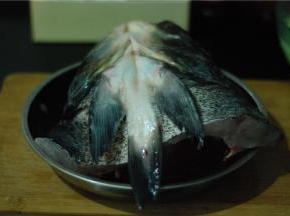 鱼头洗净，用厨房纸吸干表面水分