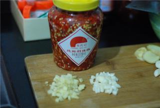姜蒜切丁，剁椒准备好