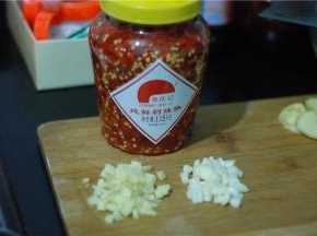 姜蒜切丁，剁椒准备好