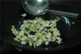 热锅倒油，花椒、姜蒜炒香