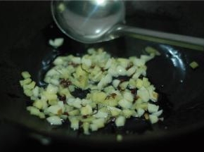 热锅倒油，花椒、姜蒜炒香