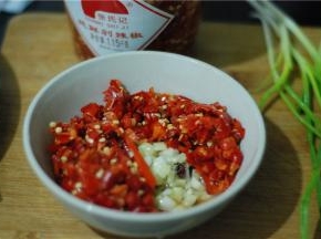 炒好的姜蒜装小碗，加入三勺剁椒，加盐、鸡精拌匀