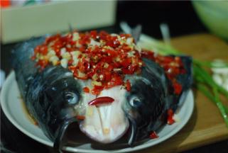 调好的调料盖住鱼身，均匀抹上蒸鱼豉油，准备蒸