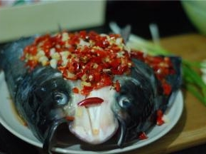 调好的调料盖住鱼身，均匀抹上蒸鱼豉油，准备蒸