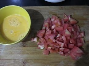 鸡蛋打散，蛋清蛋白搅拌均匀，番茄切小块