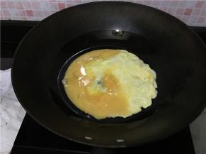 热锅倒油，稍微多一点，鸡蛋炒散，我稍微放了一点点盐，没有液体了立刻关火铲出锅，