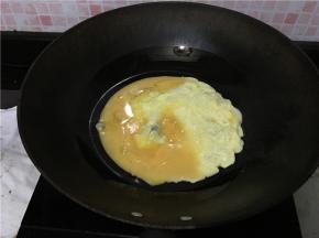 热锅倒油，稍微多一点，鸡蛋炒散，我稍微放了一点点盐，没有液体了立刻关火铲出锅，