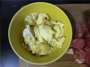 炒散的鸡蛋先装小碗备用，
