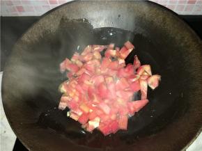 锅里剩的油用来炒番茄
