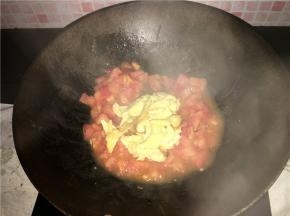 番茄断生后，加鸡蛋翻炒一下，加胡椒粉、盐、鸡精调味