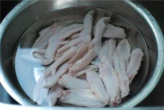 鸭爪、鸭中翅冷水浸泡半小时， 同时给中翅拔毛，家里有眉夹的可以拿来用了